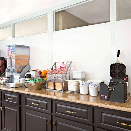 Super 8 By Wyndham Los Angeles-Culver City Area Екстер'єр фото