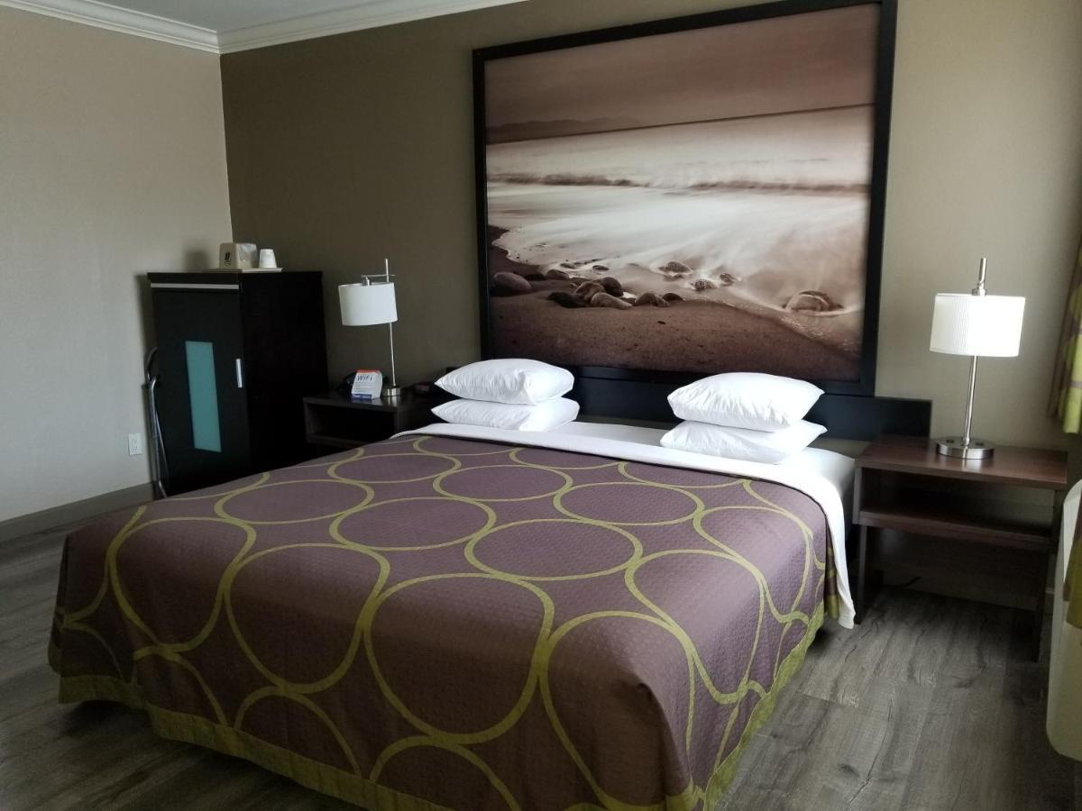Super 8 By Wyndham Los Angeles-Culver City Area Екстер'єр фото