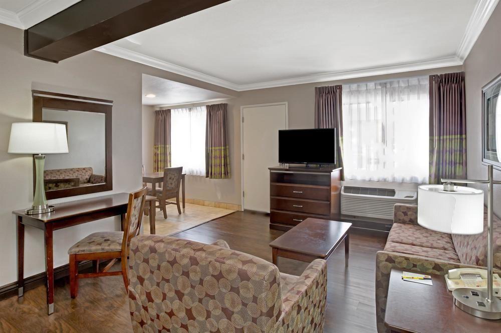 Super 8 By Wyndham Los Angeles-Culver City Area Екстер'єр фото