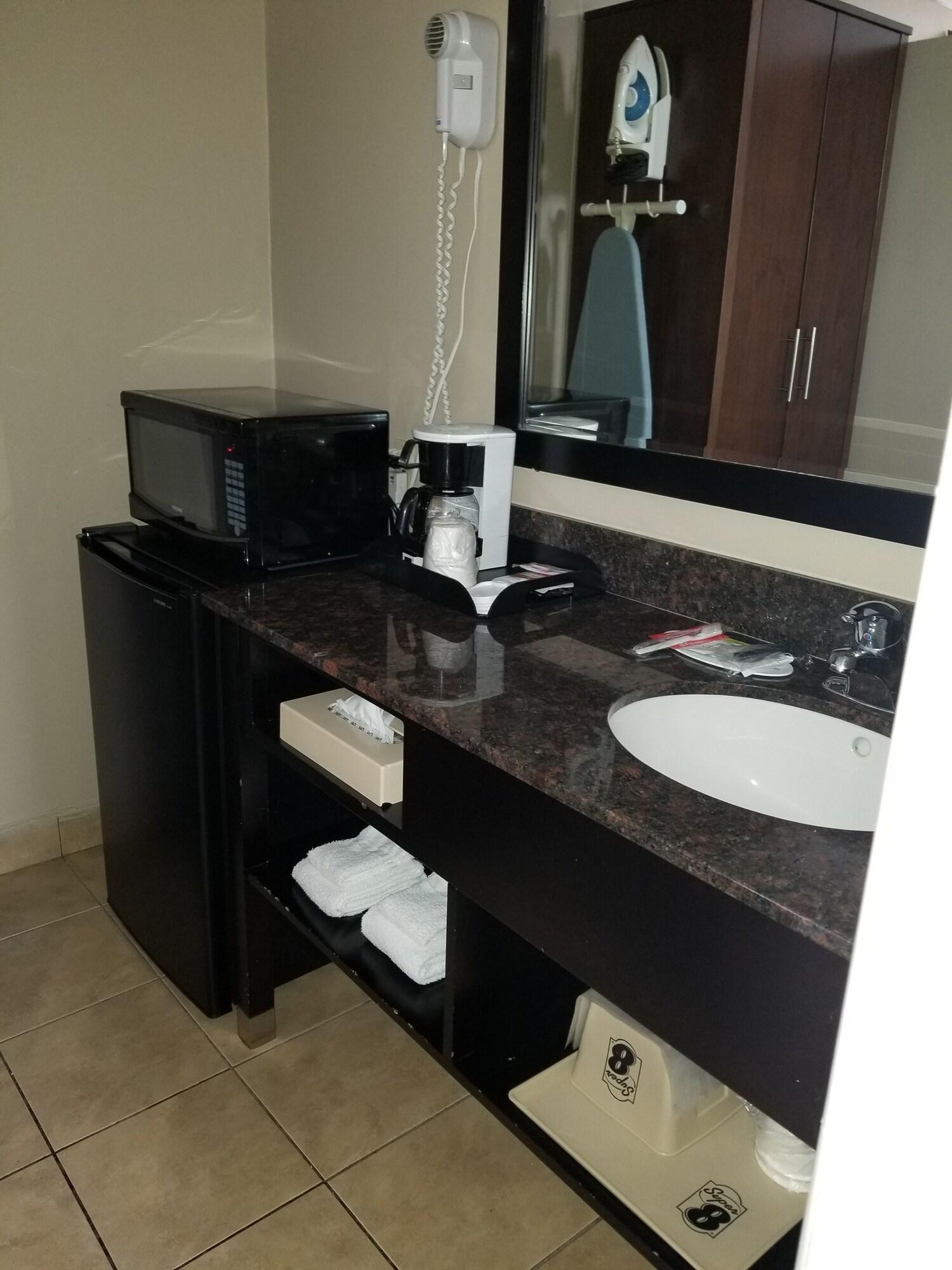 Super 8 By Wyndham Los Angeles-Culver City Area Екстер'єр фото