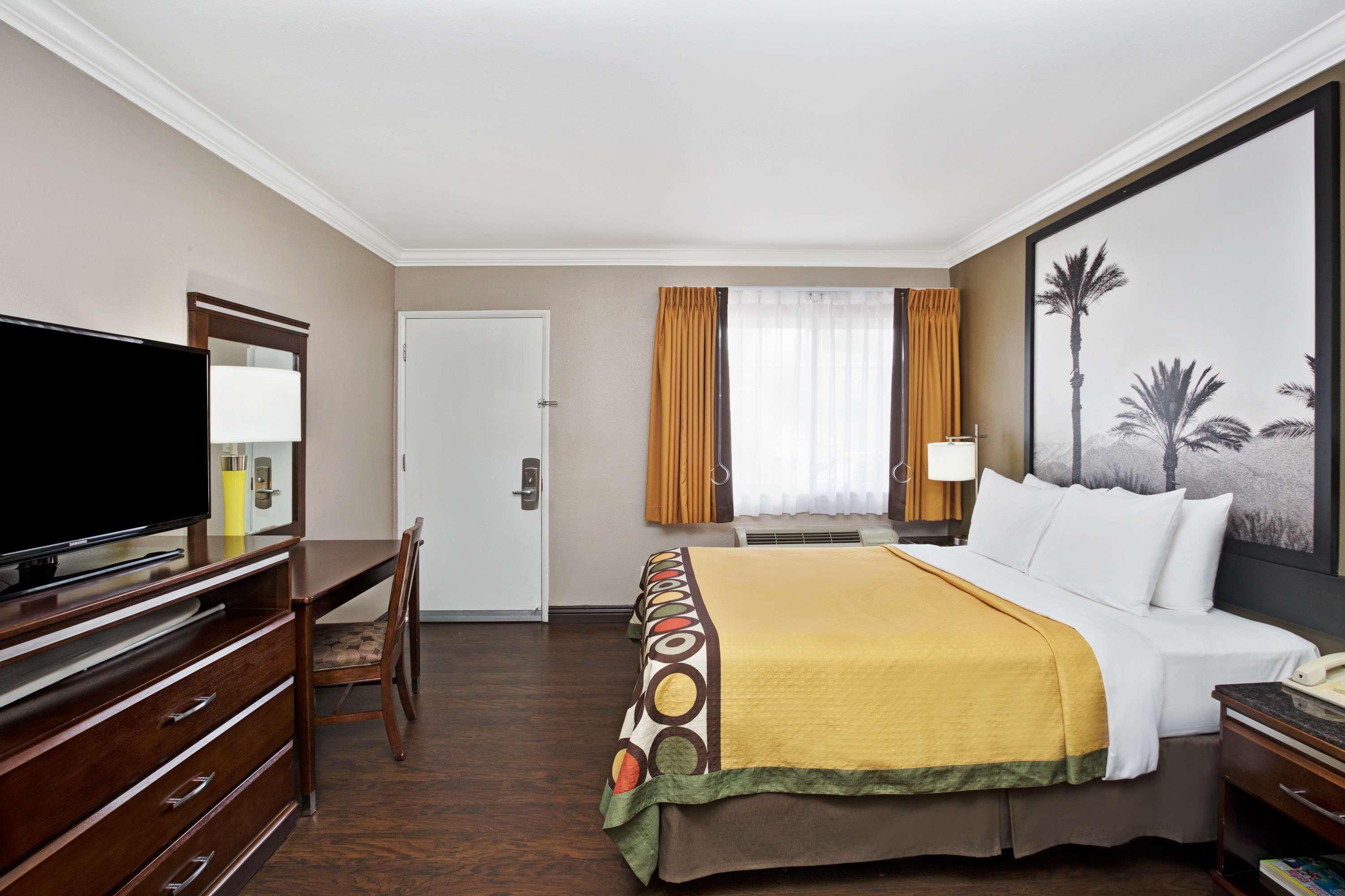 Super 8 By Wyndham Los Angeles-Culver City Area Екстер'єр фото