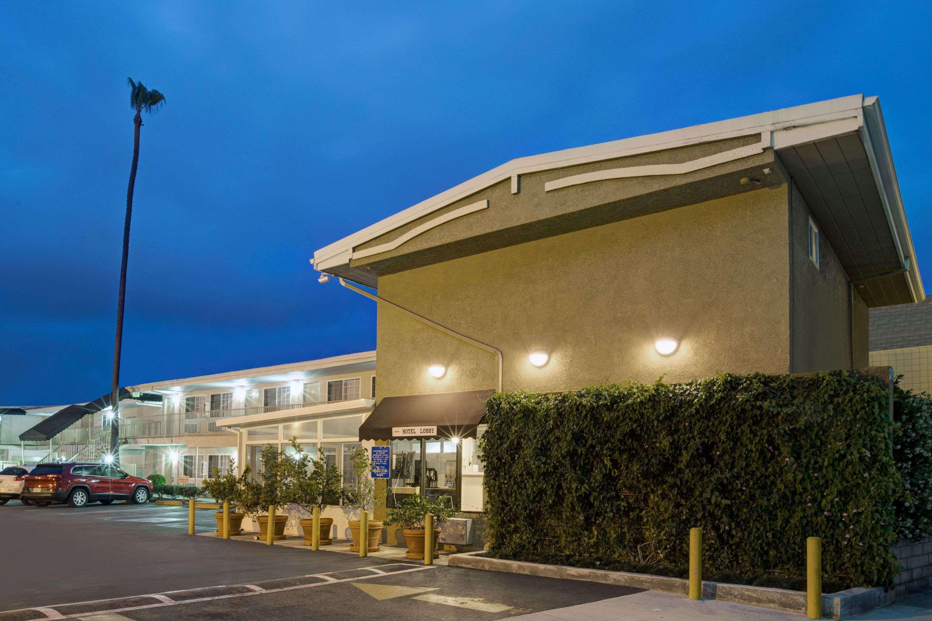 Super 8 By Wyndham Los Angeles-Culver City Area Екстер'єр фото