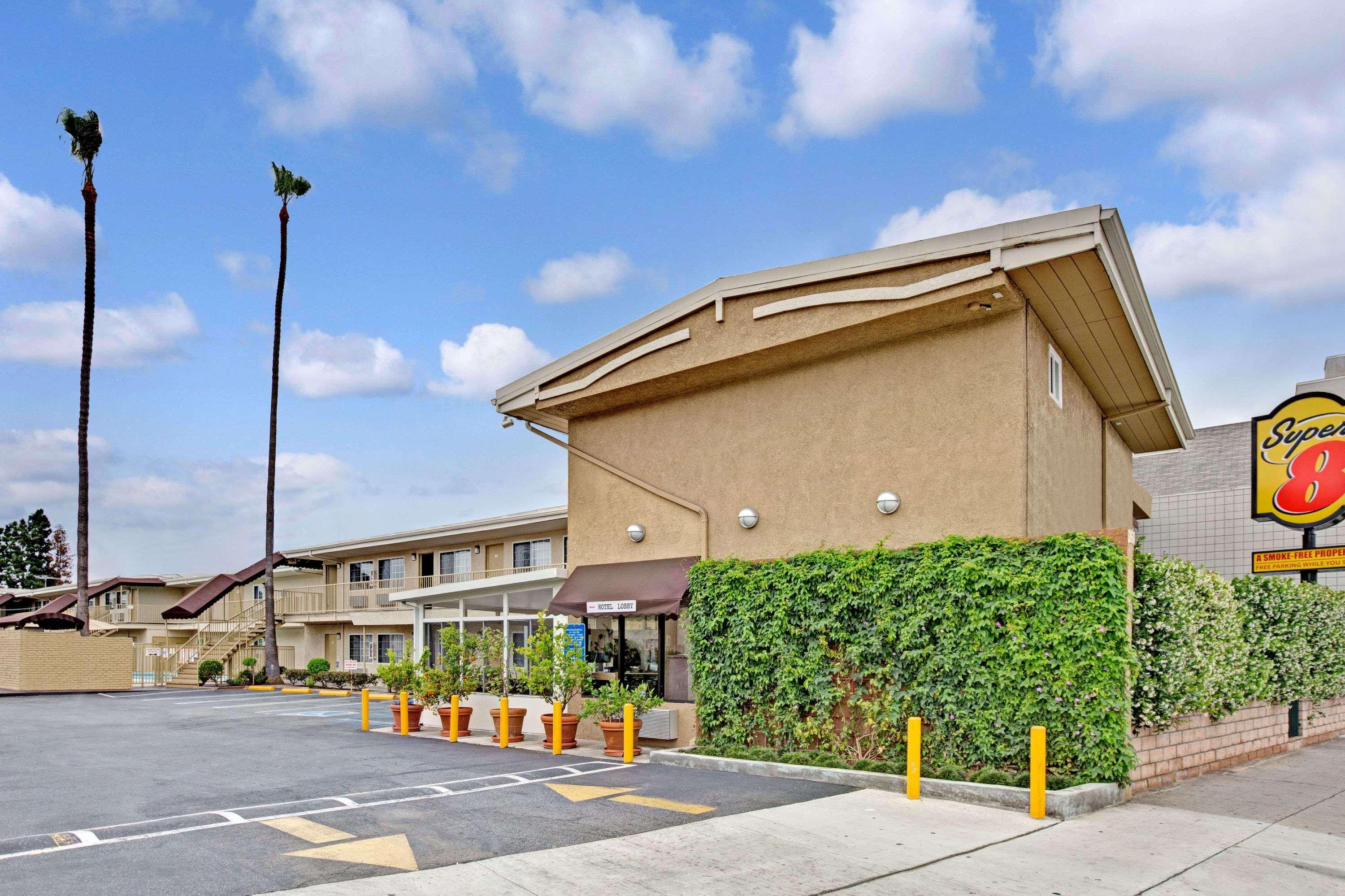 Super 8 By Wyndham Los Angeles-Culver City Area Екстер'єр фото