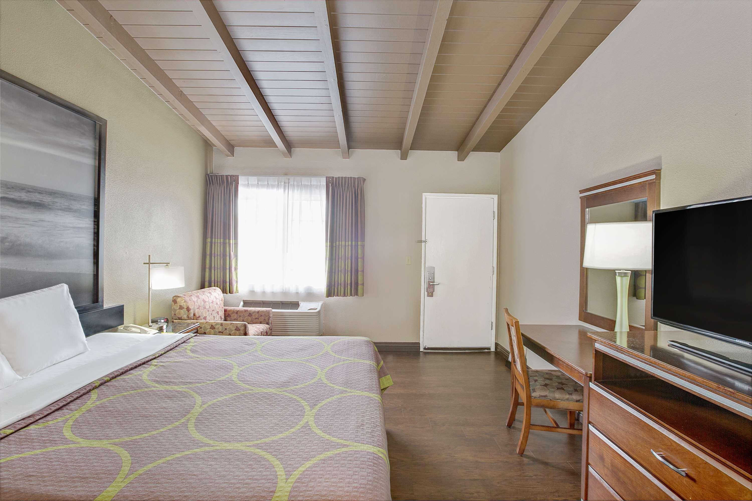 Super 8 By Wyndham Los Angeles-Culver City Area Екстер'єр фото