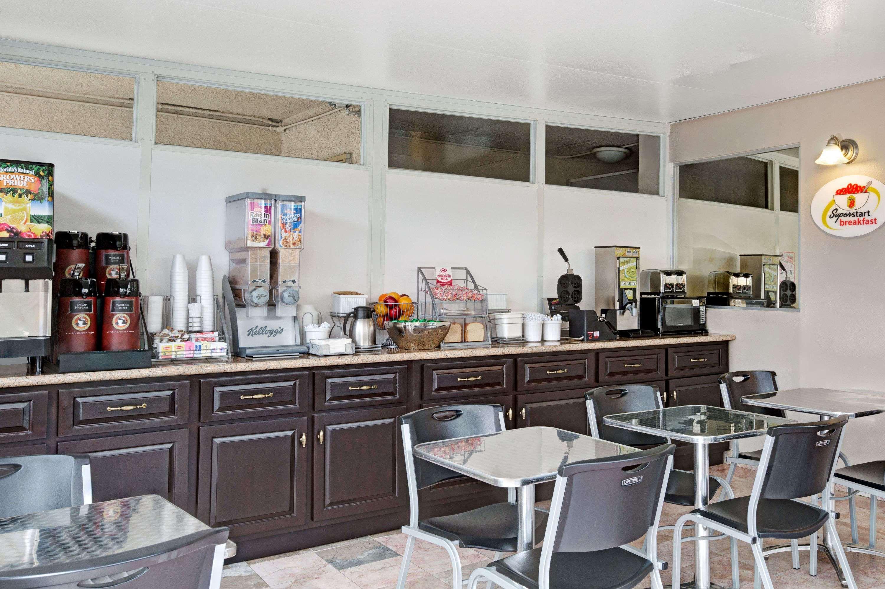 Super 8 By Wyndham Los Angeles-Culver City Area Екстер'єр фото