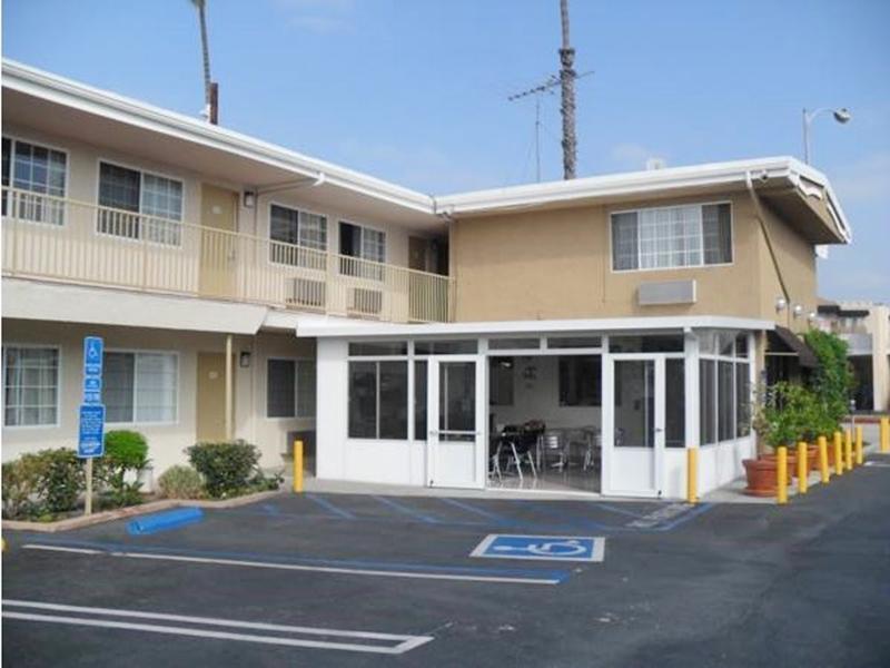 Super 8 By Wyndham Los Angeles-Culver City Area Екстер'єр фото