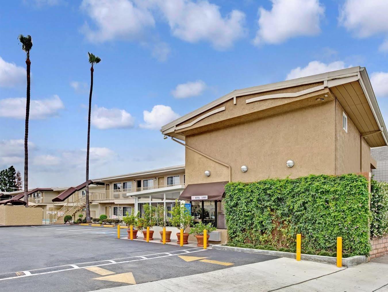 Super 8 By Wyndham Los Angeles-Culver City Area Екстер'єр фото