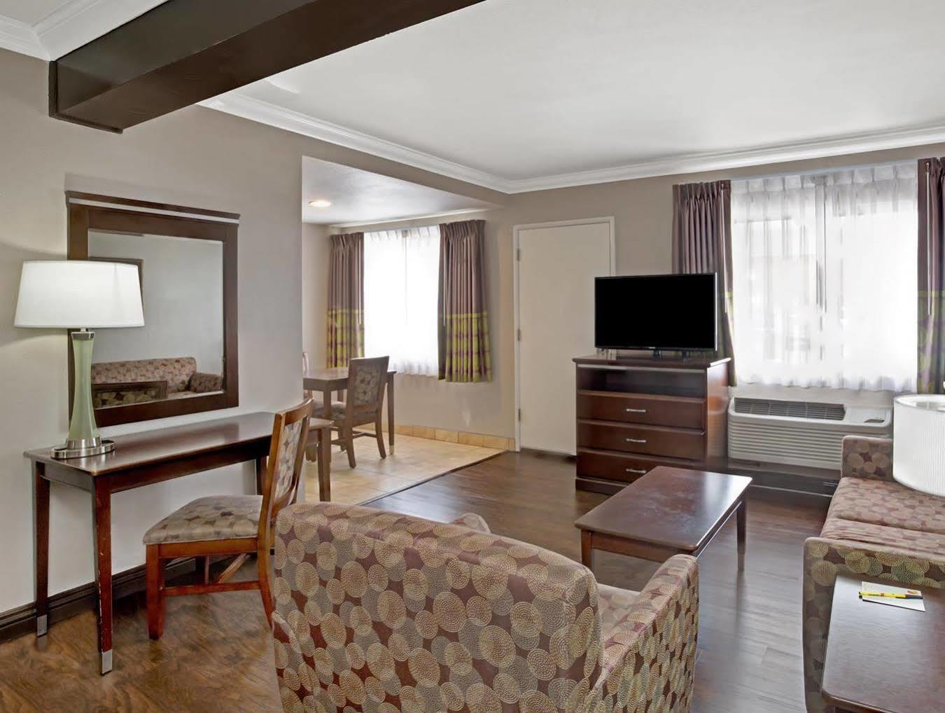 Super 8 By Wyndham Los Angeles-Culver City Area Екстер'єр фото